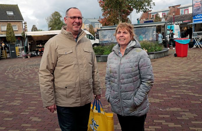 ,,Er moet een betaalbare supermarkt bij", vindt Anja Meijer, hier met haar man op de weekmarkt in Rockanje. Boodschappen doet ze nu bij Jumbo en Lidl in Hellevoetsluis.