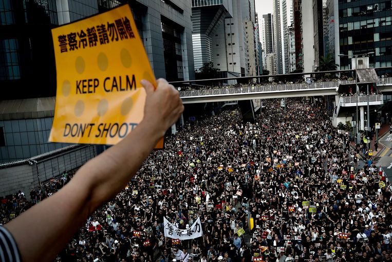 Een demonstrant houdt maandag een pamflet omhoog, bij het massale protest tegen de regering. Beeld AP