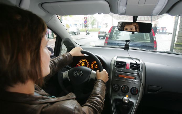 Verkeersinstituut Vias vergeleek in een studie naar aanleiding van de Internationale Vrouwendag het gedrag van mannen en vrouwen achter het stuur.