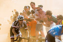 Tom Dumoulin passeert de wielerfans in de Hollandse bocht tijdens de etappe op de Alpe d’Huez, in de Tour van 2019.