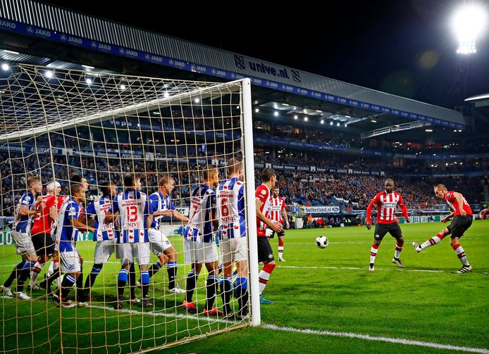 2017: Heerenveen-PSV. Siem de Jong slaagt er niet in de Friese muur van dichtbij te slechten.