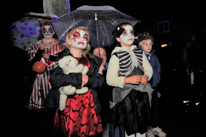 Het Halloween feest in Renkum neemt steeds grotere vormen aan. Organisator Sven Nederkoorn toont akelige beelden op muur van woning op de tijdelijk afgezette Joan Beukerweg in Renkum.