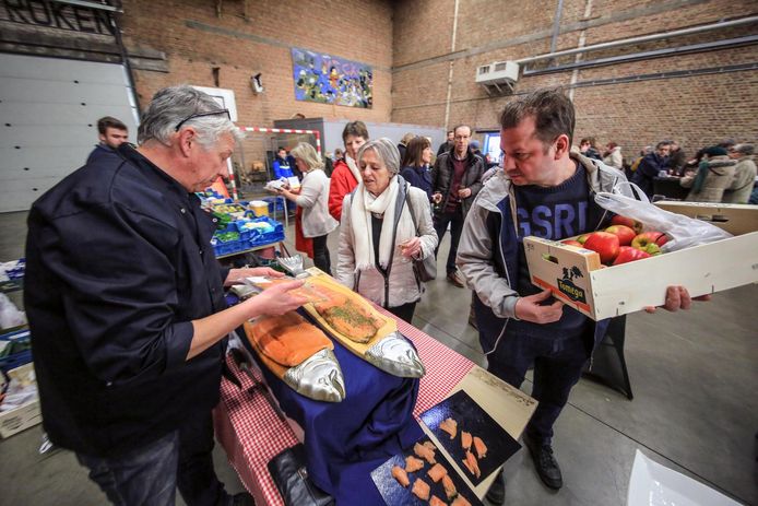 Groenten, fruit, vis,... Lokale handelaars en landbouwers hebben er een standje van in poortgebouw V-Tex.