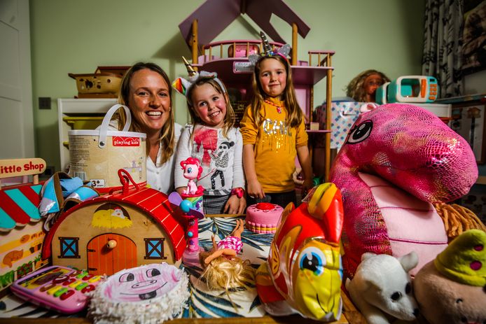 De kinderen van Joke Dessin uit Middelkerke schenken hun speelgoed weg aan andere kindjes.