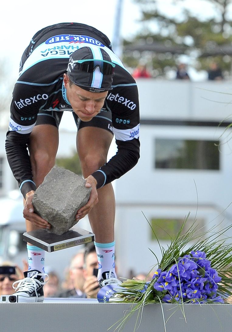 Niki Terpstra met de grote kassei - de prijs voor de winnaar van Parijs-Roubaix. Beeld anp