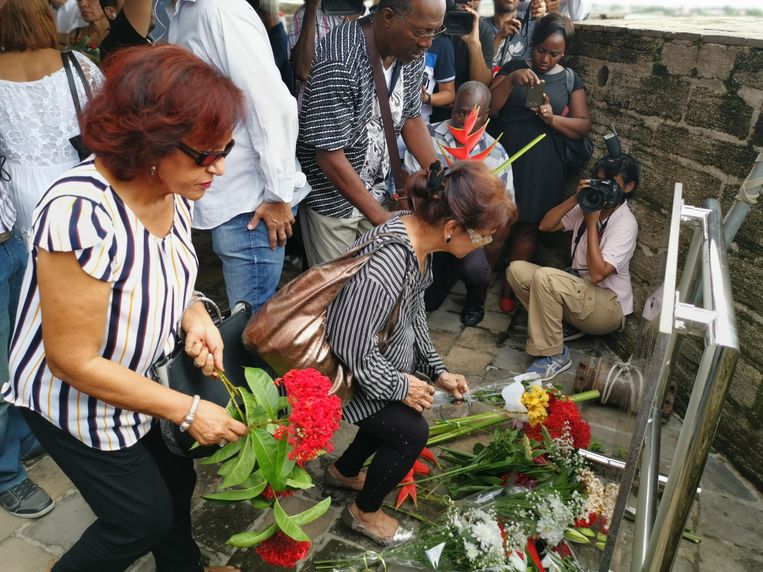 Nabestaanden leggen bloemen bij het monument Bastion Veere.  Beeld IWAN BRAVE