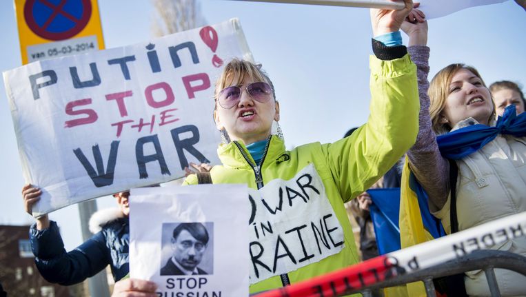 Actievoerders protesteren tegen president Vladimir Poetin bij de Russische ambassade in Den Haag. Beeld anp