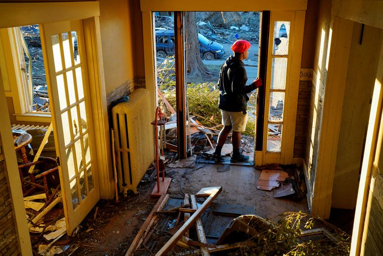 Jason Cato (16) kijkt vanuit de deuropening naar de verwoesting die de storm heeft aangericht.  Beeld REUTERS