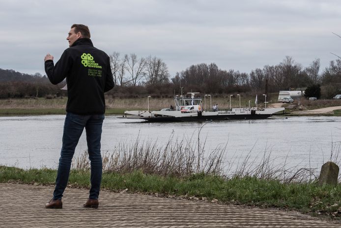 Vrijdagmiddag: Lijsttrekker Rik Loeters van de BoerBurgerBeweging oefent in Opheusden zijn toespraak, voor een politiek debat over de toekomst van de Gelderse Veren begint.