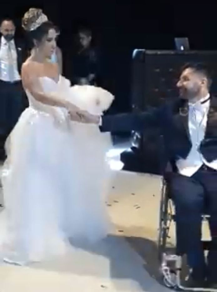 Voordat de bruidegom opstond als verrassing voor zijn vrouw, danste hij met haar een ingestudeerde dans waarbij hij nog wel gewoon in zijn rolstoel zat.