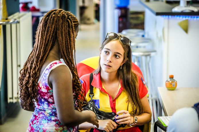 Charlotte Tanghe van de Blankenbergse reddingsdienst vangt een verloren gelopen kind op.