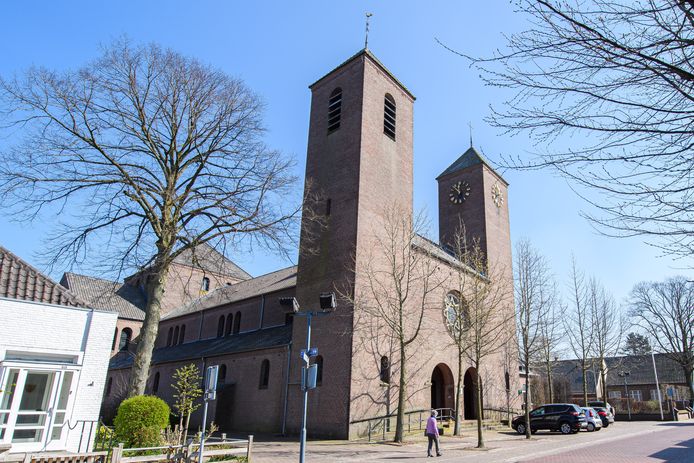 De Bernarduskerk in Ulicoten, met zijn markante torens.