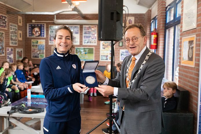 Eva de Goede kreeg de erepenning Zeist uit handen van burgemeester Koos Janssen.