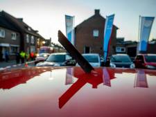 Door vliegtuigonderdeel geraakte rode auto op unieke foto stond te koop voor 14.950 euro