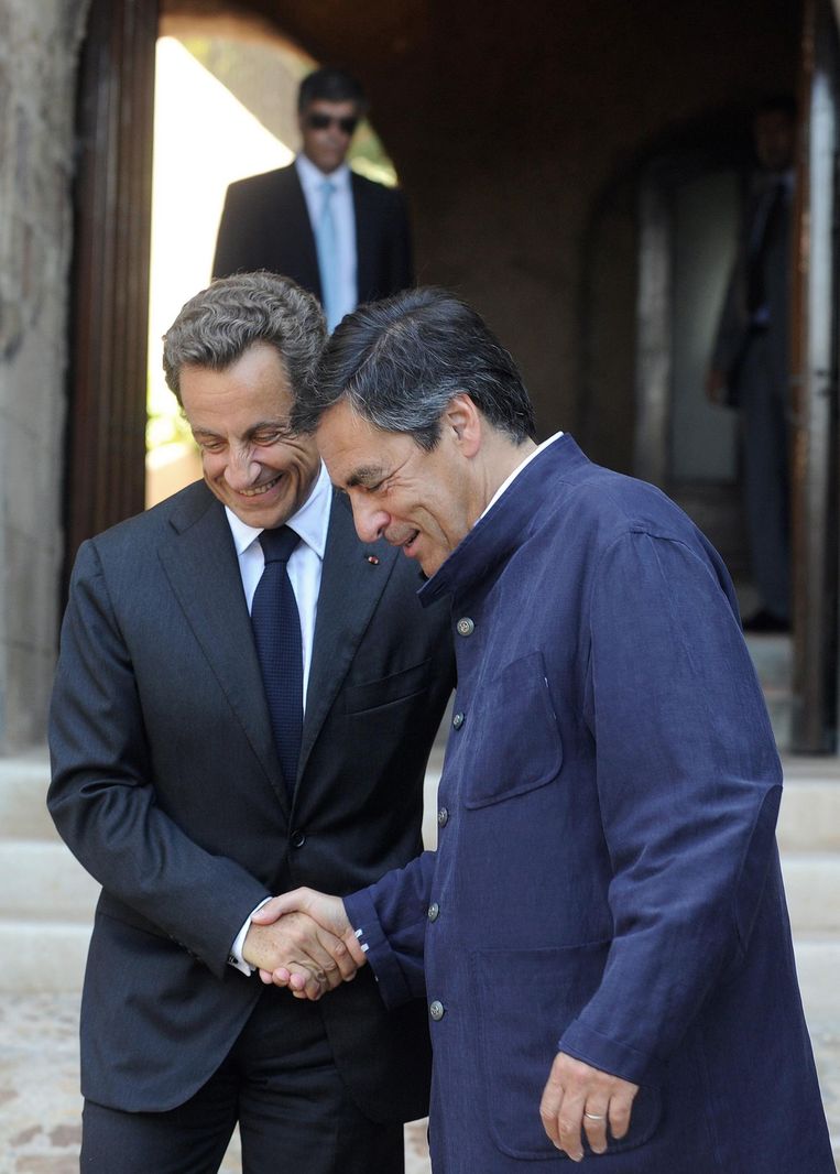 Fillon en Sarkozy. Fillon in de boswachtercolbert van Arnys. Beeld afp