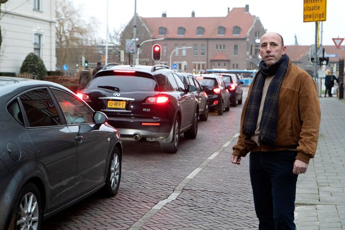 Gaat het nog meer tijd en uitlaatgassen kosten om de binnenstad uit te rijden als de Keizerstraat is aangepakt? Ja, vrezen bewoners van de Brinkpoortstraat en directeur Thierry van Voorst tot Voorst (op de foto) van de Centrumgarage. ,,Er is gewoon niet goed over de gevolgen nagedacht.''