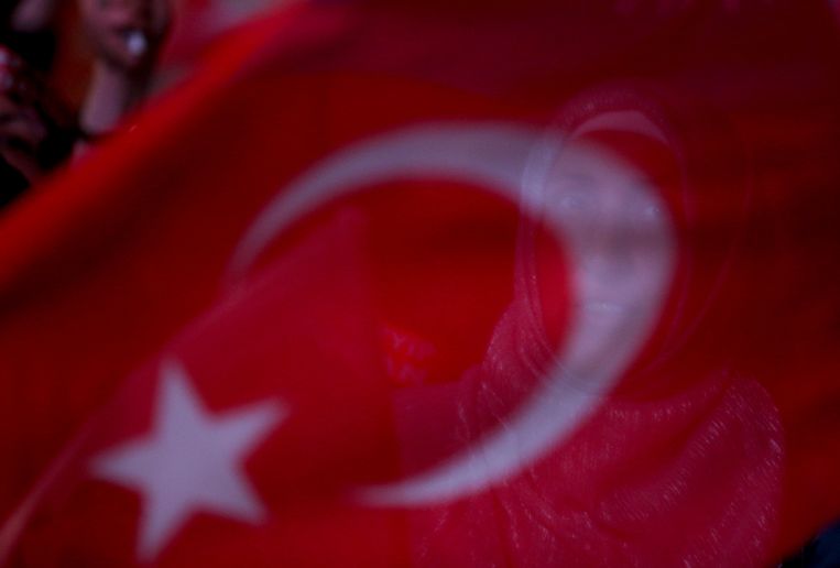 Een aanhanger van Erdogan zwaait met een Turkse vlag. Foto ter illustratie. Beeld REUTERS