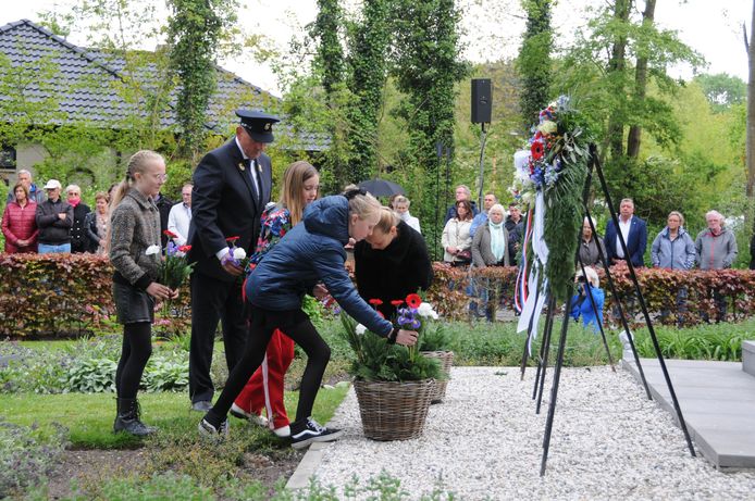 Kinderen uit groep 7 en 8 van de Renesser basisschool Stapelhof legden bloemen bij het oorlogsmonument.