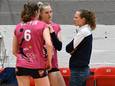 Coach Callens in overleg met haar spelverdelers Coppin en Van Sas: "Goede zaken gezien."
