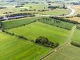 De mogelijke komst van een 10,5 hectare groot zonnepark aan de Hooiweg in Dalfsen is wederom aan de orde. Het plangebied betreft het centraal gelegen grasveld, en het stuk maisakker daar rechtsboven van.