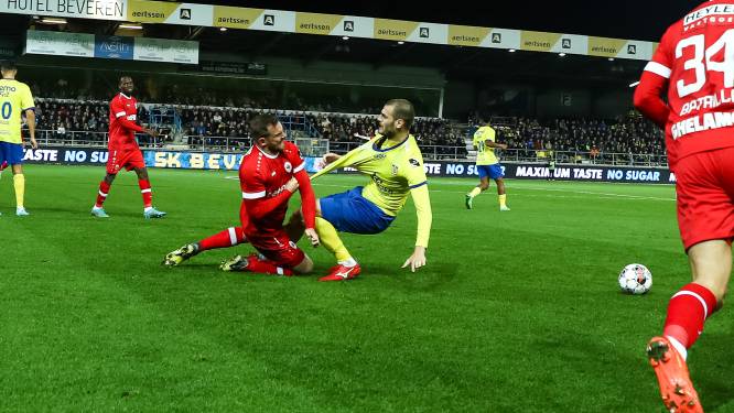 Vincent Janssen krijgt al na negen minuten rood, Mark van Bommel zag ‘duwende, geen slaande beweging’