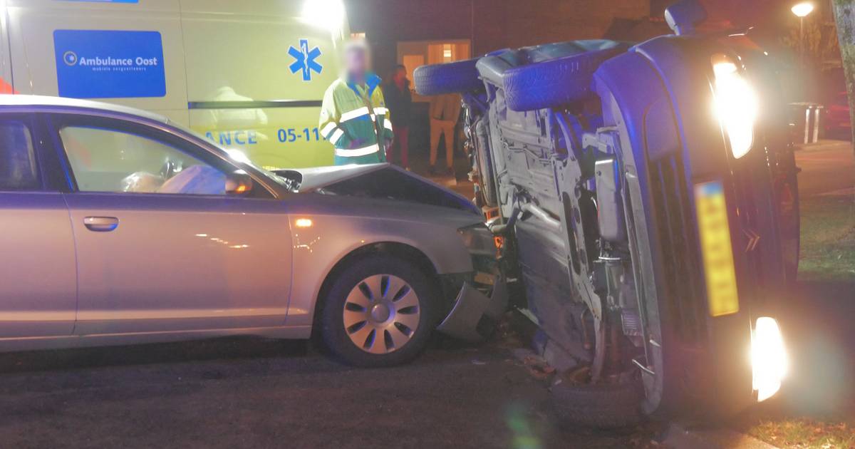 Auto op zijn kant na ongeluk in Enschede, één gewonde.