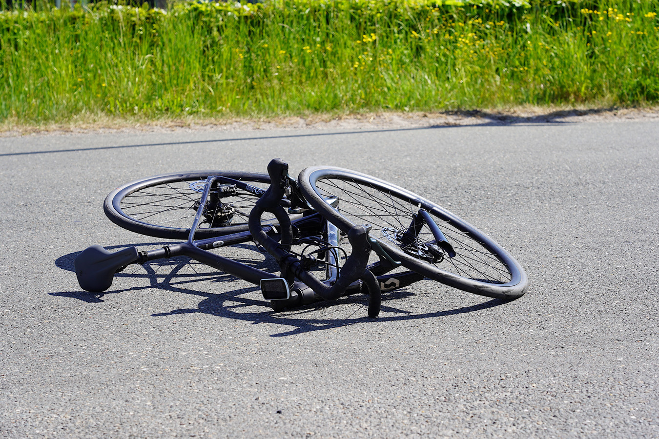 De wielrenner werd zondagochtend na de aanrijding in Chaam met spoed naar het ziekenhuis gebracht.