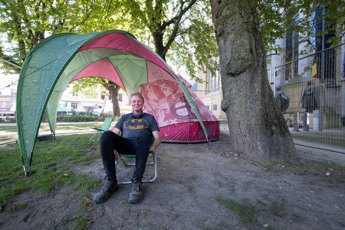 Kris Bauwelinck van Camp 2 Camp bij de tenten aan de Sint-Romboutskathedraal in Mechelen