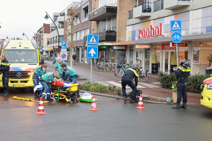 Het ambulancepersoneel legde de geschepte fietser voorzichtig in de ambulance.