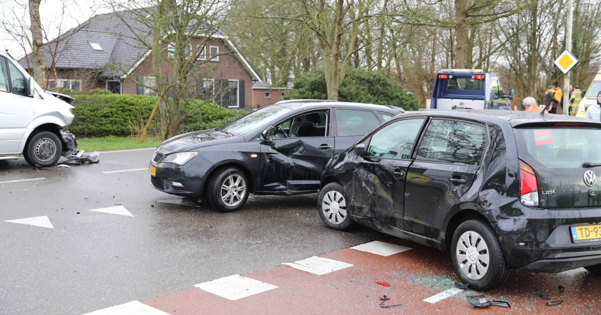Enorme ravage bij ongeval op Lonnekerweg in Enschede, vrouw gewond naar ziekenhuis.