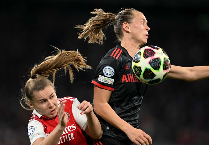 Victoria Pelova (l) namens Arsenal in duel met Klara Bühl.