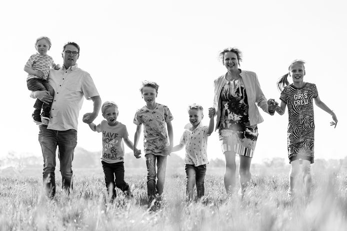 Het onderwijsechtpaar Resi en Willem uit Borne in 2020. Zij houdt hun vijf kinderen vooral voor te kijken naar alles wat mooi is.