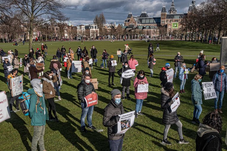 Tientallen steunbetuigers voor Navalny op Museumplein