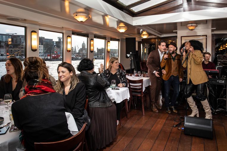 Douwe Bob apre la barca ristorante ad Amsterdam con musica dal vivo