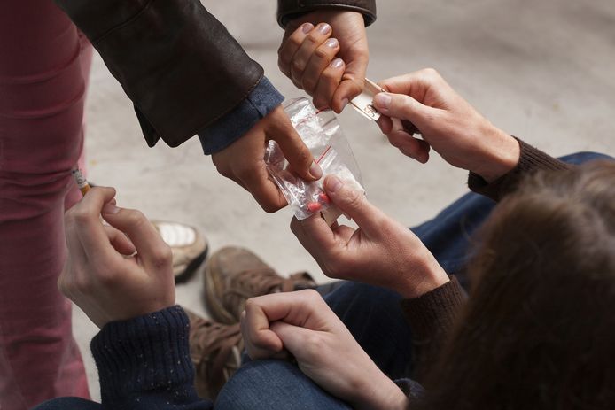 V. uit Nunspeet is veroordeeld tot een taakstraf en cel, wegens delen van drugs.
