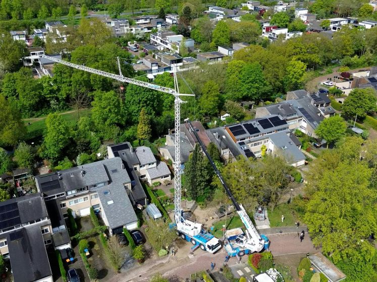Drone filmt weggezakte bouwkraan in Leusden