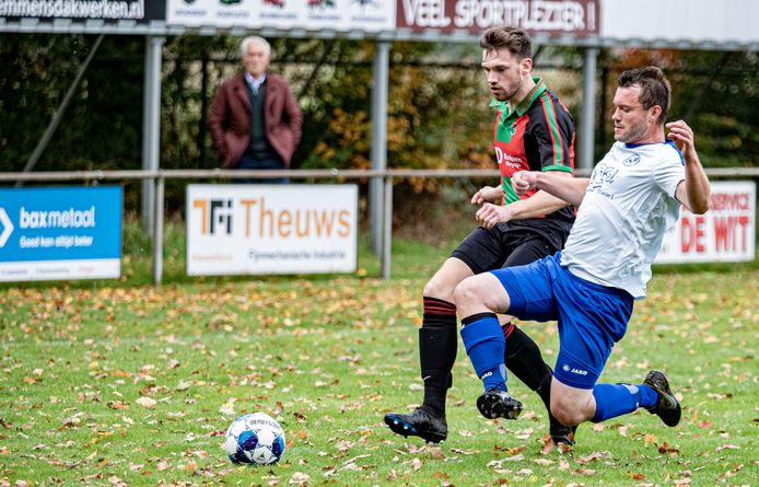 Sebastiaan Kromwijk (l) dit seizoen in actie voor Terlo tegen Netersel.