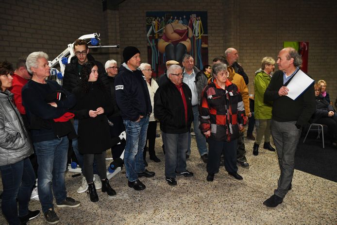 Boze omwonenden van Glorieux in gesprek met waarnemend wethouder Maarten Pieters.