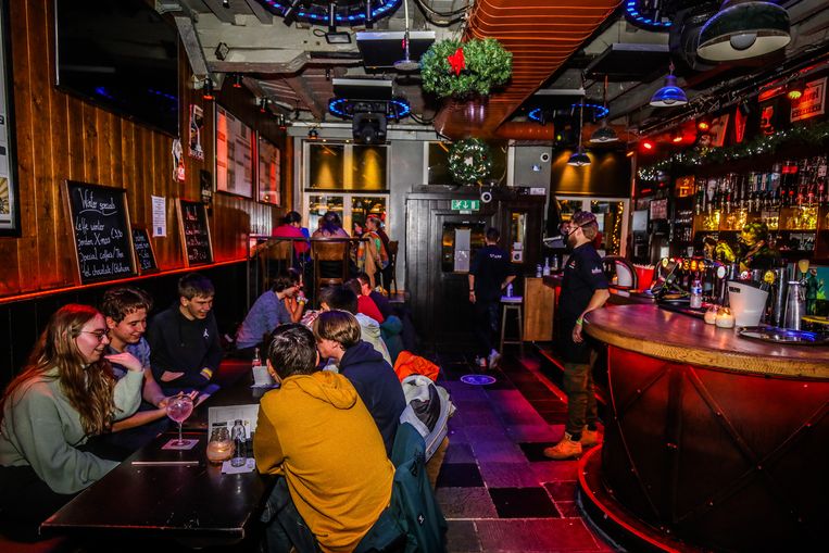 Mondmaskerplicht voor wie danst: in cafe Pick mag enkel aan tafels gezeten worden Beeld Benny Pr