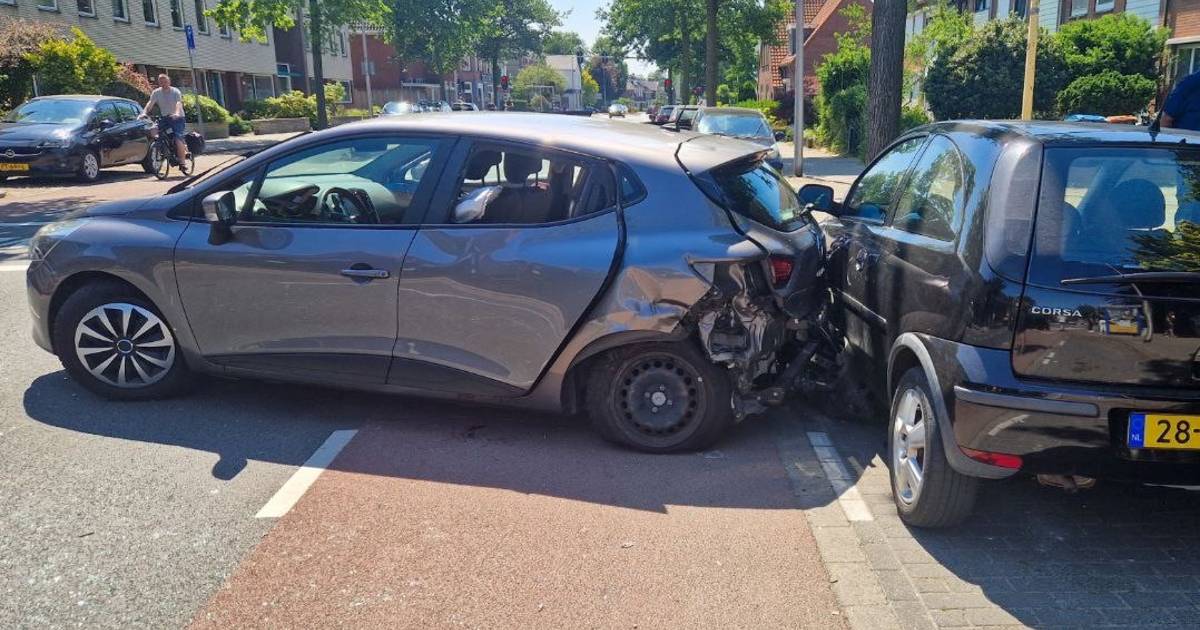 Twee gewonden bij ongeluk in Enschede: deel Haaksbergerstraat afgesloten.