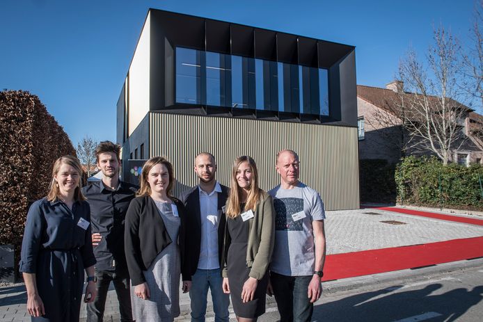 Op de Meensesteenweg openden de docenten van opleidingscentrum Alert! hun nieuwe hoofdkwartier. We zien Lore Vannesse, Sam Verschelde, Sophie Vandemarliere, Daan Castelein, Justine Schramme en Bart Langsweirt.