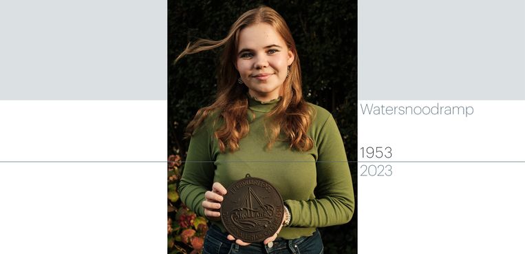 Floor Pouw met het dankschild dat haar overgrootvader kreeg voor zijn reddingswerk als vrijwillige brandweerman. Beeld Yara Jimmink