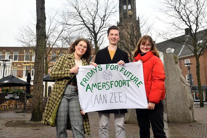Linde Klop, Hugo Neefjes en Elise Folmer op de Varkensmarkt waar ze vrijdagmiddag ook actievoeren.