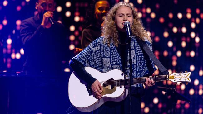 Yente giet big band-sausje over ‘I Kissed A Girl’