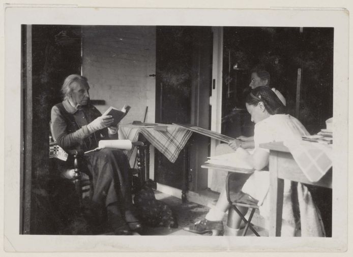 Henriëtte Roland Holst (links) op de veranda van de Angorahoeve met Charley Toorop en haar buurmeisje Ali Goubitz.
