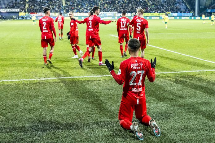 Terwijl zijn ploeggenoten teruglopen na een goal, dankt Manfred Ugalde God.