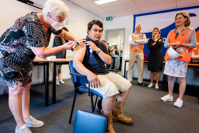 Havenbedrijf Rotterdam begint op proef zeevarenden te vaccineren tegen het coronavirus. North Sea Port volgt dat voorbeeld vooralsnog niet.