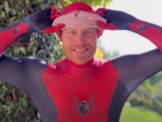 Prins Harry neemt kerstvideo op voor het goede doel, verkleed als Spiderman
