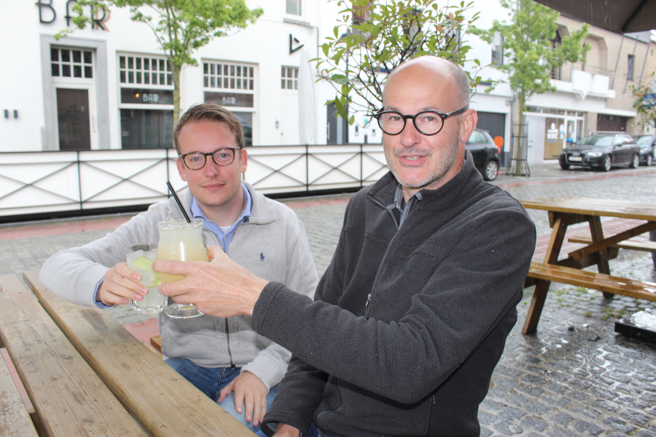Cafébazen Dries Vanlerberghe en Fred Verhasselt slaan de handen in mekaar voor een gezamenlijk terras op het Maarten Steyaertplein.