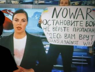 “Poetin moordenaar”: Russische journaliste die op tv protesteerde tegen oorlog met nieuw protestbord voor Kremlin gespot